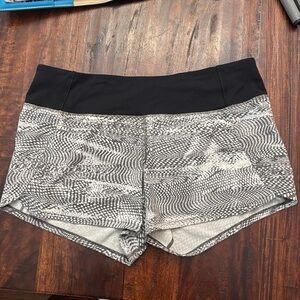 Lululemon Shorts Run Times II 8 Swerve Vapor Metal Grey Black Cream Snake Skin
